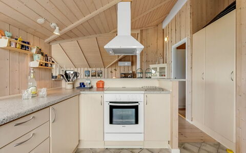 Märta - 250M from the Sea: Keuken, Countertop, Toestel Van De Keuken, Interieur Ontwerp, Flooring, Hout, Major Appliance, Plafond, Cabinetry, Verdieping