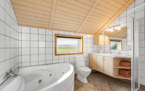 Märta - 250M from the Sea: Loodgieterswerkinrichting, Interieur Ontwerp, Plafond, Flooring, Badkamer, Verdieping, Loodgieter, Wastafel, Kamer, Kraan