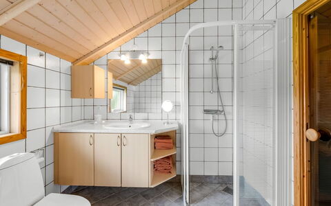 Märta - 250M from the Sea: Loodgieterswerkinrichting, Wastafel, Flooring, Interieur Ontwerp, Wastafel In De Badkamer, Hout, Verdieping, Badkamer, Kraan, Plafond