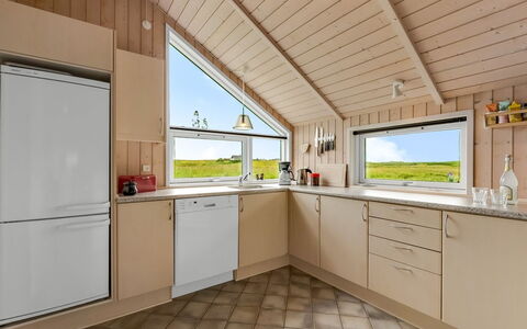 Märta - 250M from the Sea: Hout, Flooring, Interieur Ontwerp, Plafond, Verdieping, Keuken, Kamer, Cabinetry, Toestel Van De Keuken, Countertop