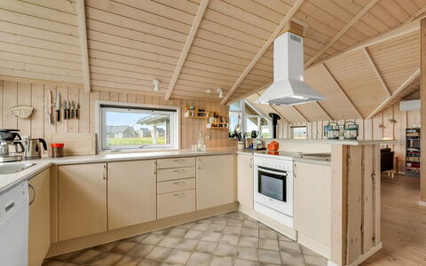 Märta - 250M from the Sea: Keuken, Interieur Ontwerp, Flooring, Hout, Plafond, Countertop, Verdieping, Cabinetry, Toestel Van De Keuken, Meubilair