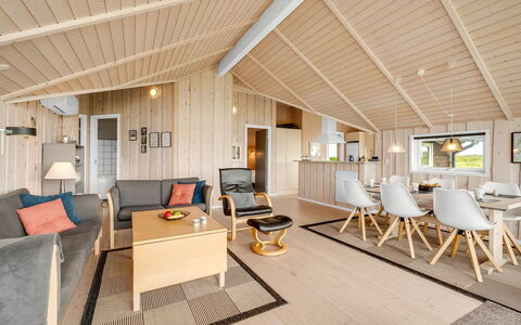 Märta - 250M from the Sea: Hout, Interieur Ontwerp, Plafond, Flooring, Verdieping, Huis, Kamer, Lichte Inrichting, Houten Vloer, Woonkamer