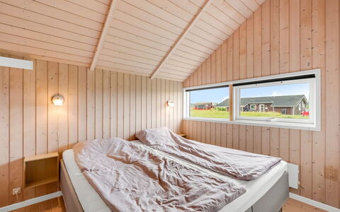 Märta - 250M from the Sea: Hout, Beits, Hardwood, Plafond, Plank, Slaapkamer, Bedding, Multiplex, Bed, Daylighting