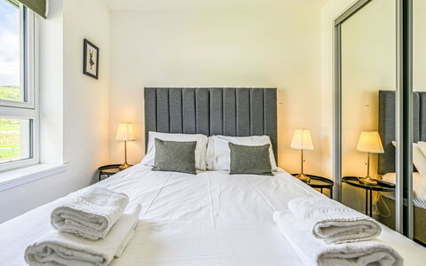 Craigmonie Apartment: Bed, Slaapkamer, Bedding, Laken, Meubilair, Interieur Ontwerp, Flooring, Verdieping, Bed Frame, Huis
