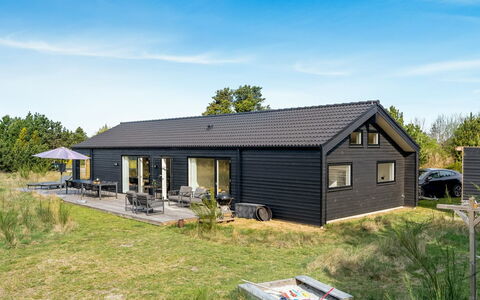 Jale - 900M from the Sea: Meubilair, Interieur Ontwerp, Flooring, Verdieping, Plafond, Kamer, Stoel, Tafel, Appartement, Keuken En Eettafel