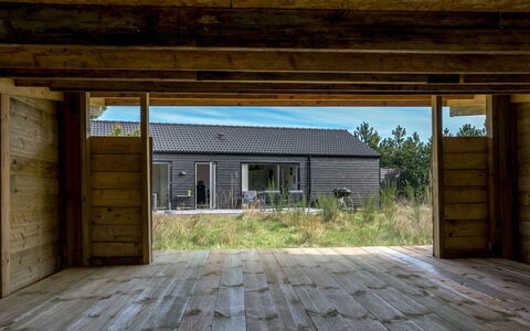 Jale - 900M from the Sea: Meubilair, Interieur Ontwerp, Flooring, Verdieping, Plafond, Kamer, Stoel, Tafel, Appartement, Keuken En Eettafel