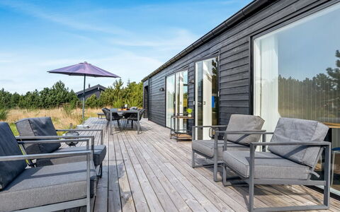 Jale - 900M from the Sea: Meubilair, Interieur Ontwerp, Flooring, Verdieping, Plafond, Kamer, Stoel, Tafel, Appartement, Keuken En Eettafel