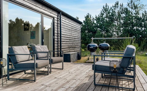 Jale - 900M from the Sea: Meubilair, Interieur Ontwerp, Flooring, Verdieping, Plafond, Kamer, Stoel, Tafel, Appartement, Keuken En Eettafel