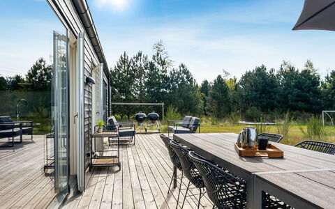 Jale - 900M from the Sea: Meubilair, Interieur Ontwerp, Flooring, Verdieping, Plafond, Kamer, Stoel, Tafel, Appartement, Keuken En Eettafel