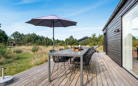 Jale - 900M from the Sea: Meubilair, Interieur Ontwerp, Flooring, Verdieping, Plafond, Kamer, Stoel, Tafel, Appartement, Keuken En Eettafel