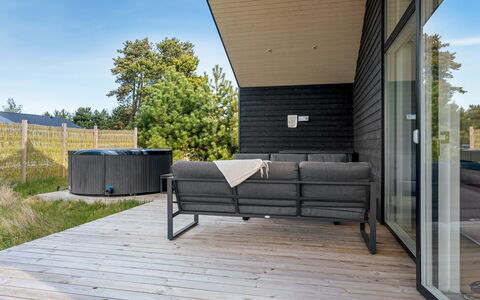 Jale - 900M from the Sea: Meubilair, Interieur Ontwerp, Flooring, Verdieping, Plafond, Kamer, Stoel, Tafel, Appartement, Keuken En Eettafel