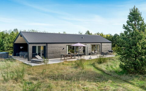 Jale - 900M from the Sea: Meubilair, Interieur Ontwerp, Flooring, Verdieping, Plafond, Kamer, Stoel, Tafel, Appartement, Keuken En Eettafel