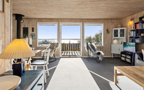 Vanna - 500M from the Sea