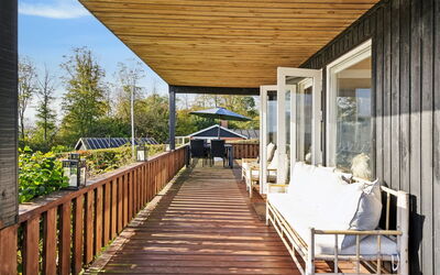Vanna - 500M from the Sea