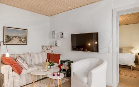 Maelle - 150M from the Sea: Meubilair, Interieur Ontwerp, Bankstel, Flooring, Muur, Verdieping, Kamer, Hout, Plafond, Woonkamer