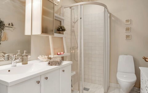 Maelle - 150M from the Sea: Badkamer, Interieur Ontwerp, Loodgieterswerkinrichting, Muur, Wastafel In De Badkamer, Flooring, Badkamerkast, Verdieping, Wastafel, Spiegel