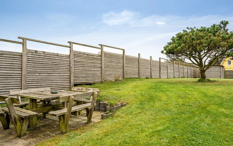 Maelle - 150M from the Sea: Hout, Hek, Schaduw, Plank, Home Schermen, Hardwood, Landscaping, Buitenmeubels, Beits
