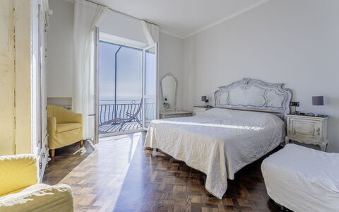 Breath-taking Portofino Promontory Seaview: Slaapkamer, Laken, Bedding, Verdieping, Bed, Linens, Appartement, Zee, Bed Frame, Oceaan