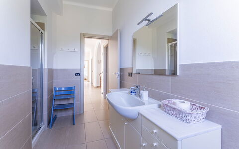Breath-taking Portofino Promontory Seaview: Flooring, Verdieping, Interieur Ontwerp, Loodgieterswerkinrichting, Plafond, Kraan, Wastafel, Kamer, Badkamer, Loodgieter