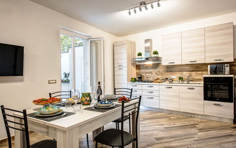 Clementine Country House: Cabinetry, Tafel, Countertop, Eigendom, Meubilair, Keuken, Hout, Interieur Ontwerp, Fornuis, Flooring