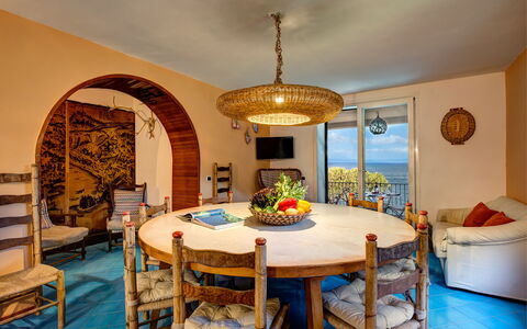 Apt Blu Mare Sorrento Coast: Tafel, Meubilair, Eigendom, Stoel, Verlichting, Interieur Ontwerp, Hout, Woonkamer, Muur, Verdieping