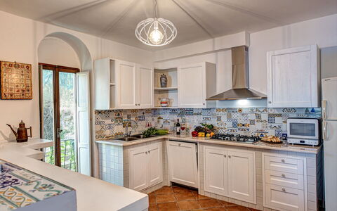 Apt Blu Mare Sorrento Coast: Countertop, Cabinetry, Eigendom, Fotolijst, Kraan, Keuken, Fornuis, Wastafel, Kamerplant, Hout