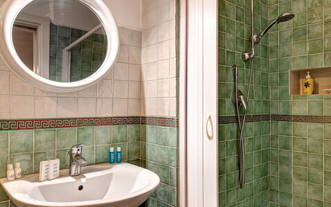 Apt Blu Mare Sorrento Coast: Spiegel, Kraan, Loodgieterswerkinrichting, Douchekop, Eigendom, Wastafel, Groen, Wastafel In De Badkamer, Badkamer, Douchepaneel