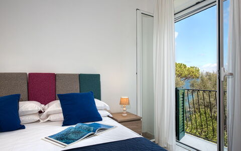 Apt Blu Mare Sorrento Coast: Blauw, Gebouw, Comfort, Azure, Textiel, Hout, Schaduw, Architectuur, Interieur Ontwerp