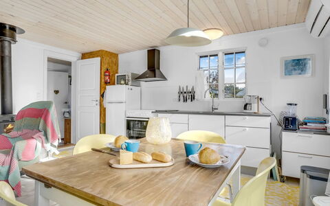 Aleta - 300M from the Sea: Meubilair, Interieur Ontwerp, Appartement, Flooring, Verdieping, Tafel, Stoel, Kamer, Huis, Keuken En Eettafel
