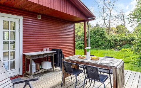 Aleta - 300M from the Sea: Hout, Veranda, Verblijf, Deur, Hardwood, Dek, Garden Gebouwen, Siding, Beits, Schuur