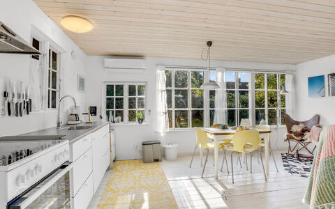 Aleta - 300M from the Sea: Flooring, Interieur Ontwerp, Meubilair, Verdieping, Hout, Keuken, Plafond, Houten Vloer, Countertop, Huis