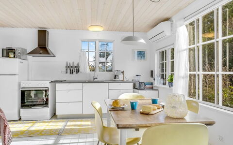 Aleta - 300M from the Sea: Keuken, Meubilair, Interieur Ontwerp, Flooring, Toestel Van De Keuken, Countertop, Verdieping, Plafond, Hout, Major Appliance