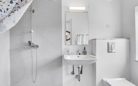 Aleta - 300M from the Sea: Loodgieterswerkinrichting, Badkamer, Interieur Ontwerp, Muur, Flooring, Verdieping, Wastafel, Wastafel In De Badkamer, Plafond, Kraan
