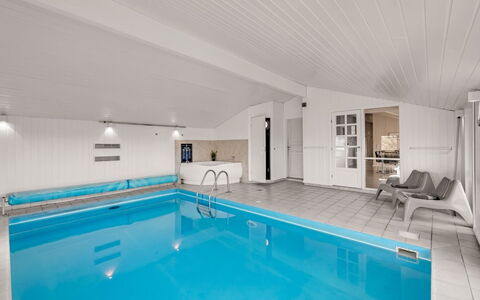 Jaana - 10M from the Sea: Hout, Huis, Veranda, Dek, Hardwood, Dak, Beits, Houten Vloer, Eco Hotel