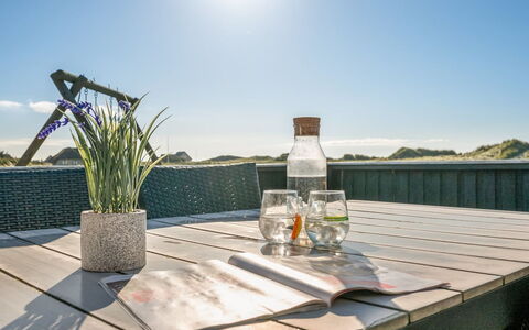 Jaana - 10M from the Sea: Hout, Huis, Veranda, Dek, Hardwood, Dak, Beits, Houten Vloer, Eco Hotel