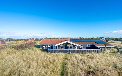 Jaana - 10M from the Sea: Hout, Huis, Veranda, Dek, Hardwood, Dak, Beits, Houten Vloer, Eco Hotel