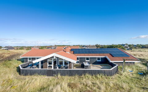 Jaana - 10M from the Sea: Hout, Huis, Veranda, Dek, Hardwood, Dak, Beits, Houten Vloer, Eco Hotel