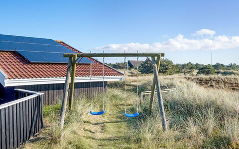 Jaana - 10M from the Sea: Hout, Huis, Veranda, Dek, Hardwood, Dak, Beits, Houten Vloer, Eco Hotel