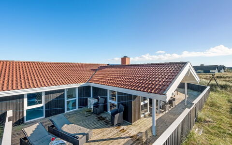 Jaana - 10M from the Sea: Hout, Huis, Veranda, Dek, Hardwood, Dak, Beits, Houten Vloer, Eco Hotel
