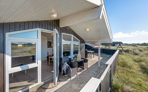 Jaana - 10M from the Sea: Hout, Huis, Veranda, Dek, Hardwood, Dak, Beits, Houten Vloer, Eco Hotel