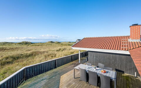 Jaana - 10M from the Sea: Hout, Huis, Veranda, Dek, Hardwood, Dak, Beits, Houten Vloer, Eco Hotel