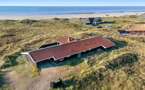 Jaana - 10M from the Sea: Hout, Huis, Veranda, Dek, Hardwood, Dak, Beits, Houten Vloer, Eco Hotel