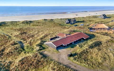 Jaana - 10M from the Sea: Hout, Huis, Veranda, Dek, Hardwood, Dak, Beits, Houten Vloer, Eco Hotel