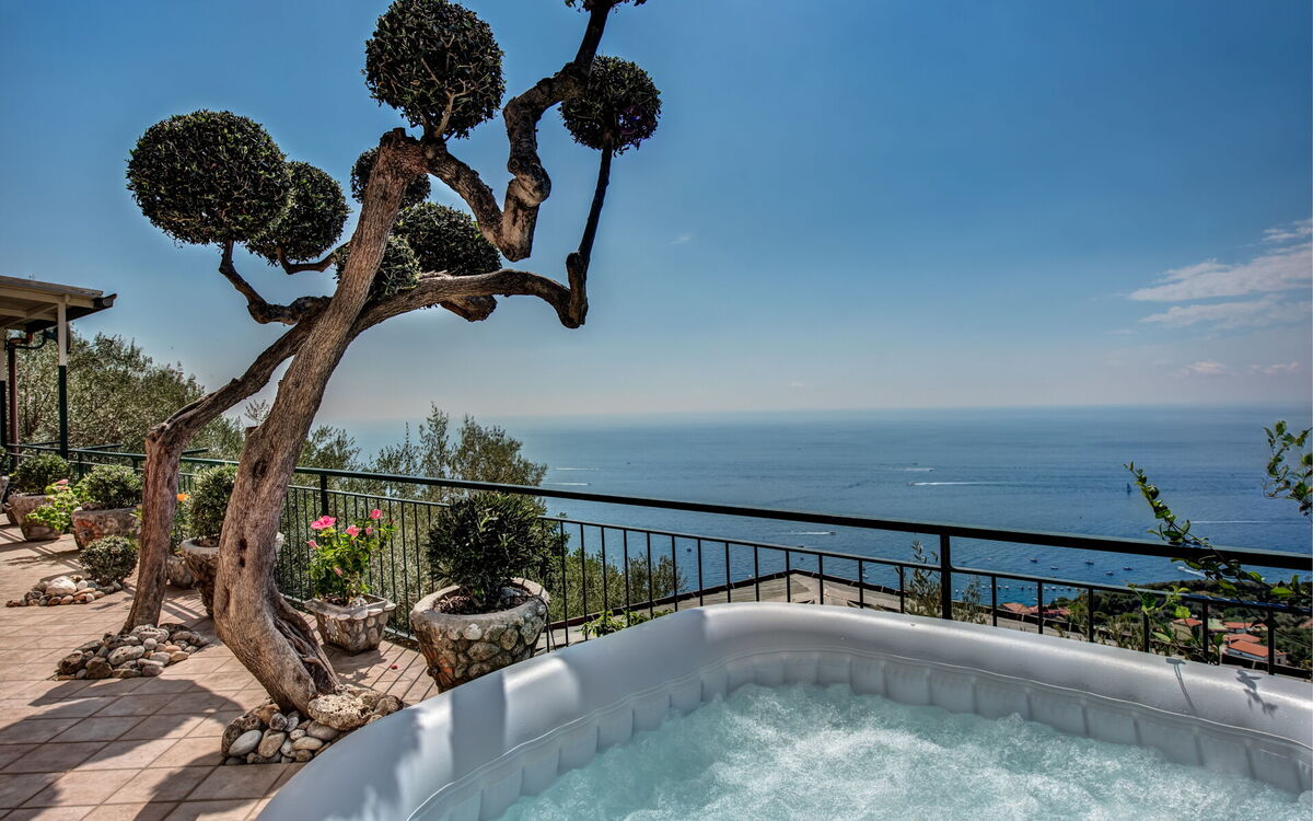 Villa L'ulivo Verde Outdoor Jacuzzi