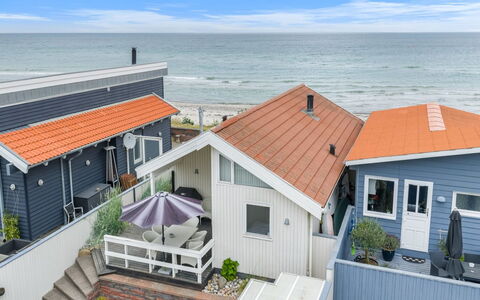 Aswith - 5M from the Sea: Hout, Huis, Veranda, Dek, Hardwood, Dak, Beits, Houten Vloer, Eco Hotel