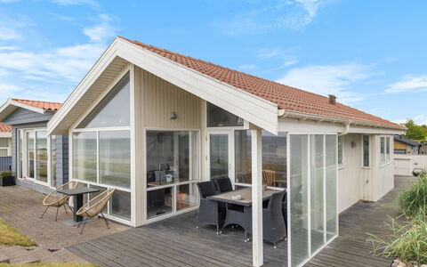 Aswith - 5M from the Sea: Hout, Huis, Veranda, Dek, Hardwood, Dak, Beits, Houten Vloer, Eco Hotel