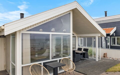 Aswith - 5M from the Sea: Hout, Huis, Veranda, Dek, Hardwood, Dak, Beits, Houten Vloer, Eco Hotel