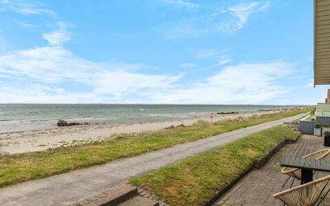 Aswith - 5M from the Sea: Hout, Huis, Veranda, Dek, Hardwood, Dak, Beits, Houten Vloer, Eco Hotel
