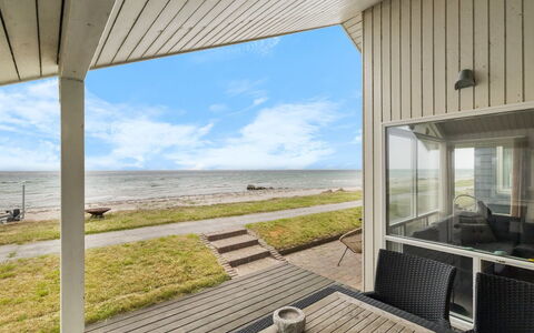 Aswith - 5M from the Sea: Hout, Huis, Veranda, Dek, Hardwood, Dak, Beits, Houten Vloer, Eco Hotel