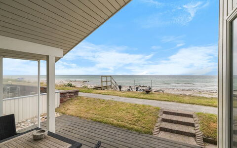 Aswith - 5M from the Sea: Hout, Huis, Veranda, Dek, Hardwood, Dak, Beits, Houten Vloer, Eco Hotel
